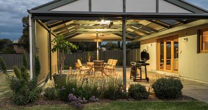 Riverport Retreat - Pet Friendly, close to the river, free Wifi + linen included