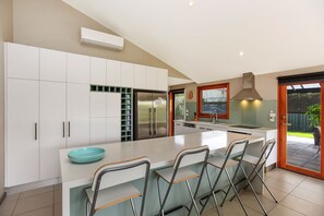 Geladeira, micro-ondas, fogão, cooktop