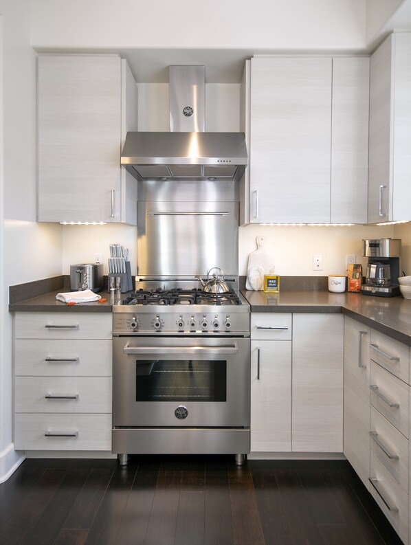 ثلاجة، ميكروويف، فرن، موقد طهي مسطح