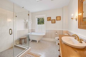 Een douche, gratis toiletartikelen, een haardroger, handdoeken