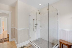 シャワー、バスアメニティ (無料)、ヘアドライヤー、タオル