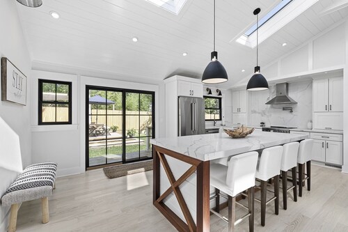 Completely Redone Private Modern Beauty only 3.9 miles to Shinnecock Hills 