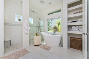 Een bad, een regendouche, een haardroger, een bidet