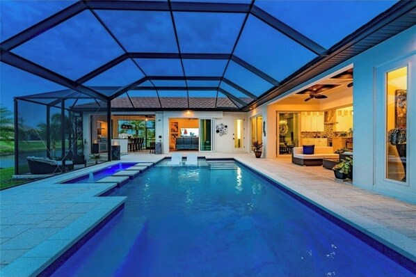 Piscine extérieure, piscine chauffée, chaises longues