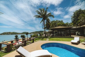 Outdoor pool - House with 5 Suites on the sand of Horseshoe Beach (Armação dos Búzios)