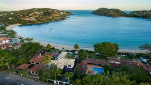 Un pueblo costero con casas, playa y barcos.