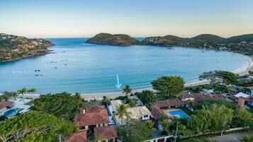 Perto da praia, espreguiçadeiras, toalhas de praia