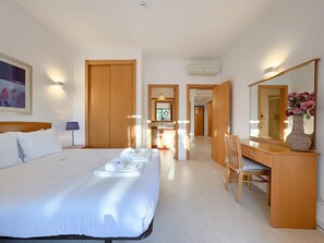 2 bedrooms, iron/ironing board, Internet, bed sheets