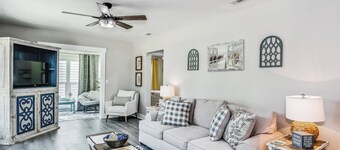 Pet Friendly Historic East Hill Cottage - Charming 2bd/1bath Home with Fast Wifi