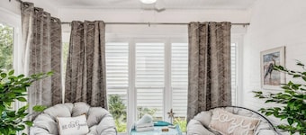 Pet Friendly Historic East Hill Cottage - Charming 2bd/1bath Home with Fast Wifi