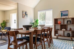 Dining - Harmony Ranch · Casual luxury! Safe-Private-Hottub-Firepit-1/2acre (Three Rivers)