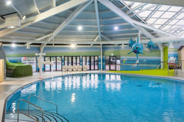 室內泳池、室外泳池