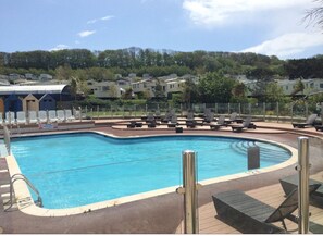 Alberca techada y alberca al aire libre