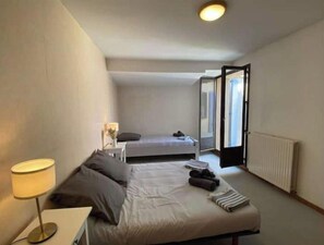 6 slaapkamers, een strijkplank/strijkijzer, gratis wifi, beddengoed