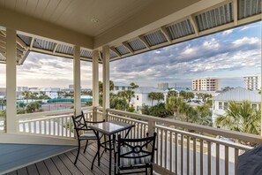 Outdoor dining - Breathtaking Home w/Private Pool, Walk 2 Beach w/Beach Wagon, Pools, Hot Tub, Tennis - Destin Pointe (Destin)