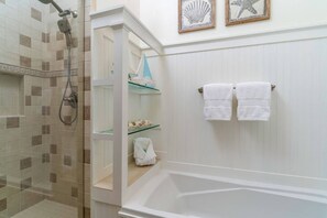 Combined shower/bathtub, hair dryer, towels, shampoo - Breathtaking Home w/Private Pool, Walk 2 Beach w/Beach Wagon, Pools, Hot Tub, Tennis - Destin Pointe (Destin)