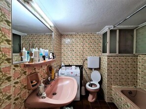 Combined shower/bathtub, jetted bath, bidet - Modern Family Villa&Private Pool (Funchal)
