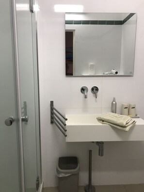 Douche, sèche-cheveux, serviettes fournies, savon