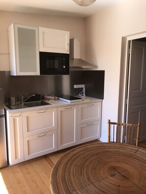 Réfrigérateur, micro-ondes, plaque de cuisson, lave-vaisselle