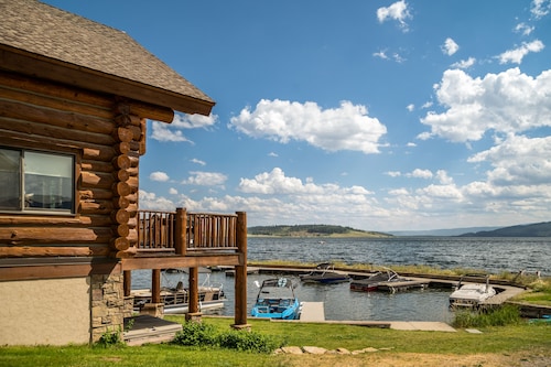 Kings Cabin: Stunning 3-bedroom retreat on Hebgen Lake, 16 mins from Yellowstone.