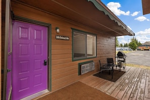 Terrace/patio - Cozy 1-bedroom condo in West Yellowstone, 1 minute to park! Little Tuckaway (West Yellowstone)