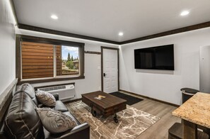 TV - Cozy 1-bedroom condo in West Yellowstone, 1 minute to park! Little Tuckaway (West Yellowstone)