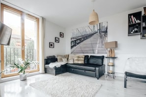 Living area - Notting Hill 2-bed Apt With Balcony, 1 min to Tube (London)