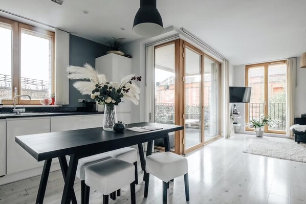 Apartment | Private kitchen | Fridge, microwave, oven, stovetop - Notting Hill 2-bed Apt With Balcony, 1 min to Tube (London)