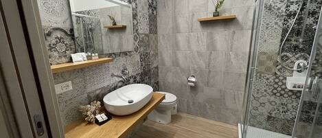 Dusche, Haartrockner, Handtücher, Seife