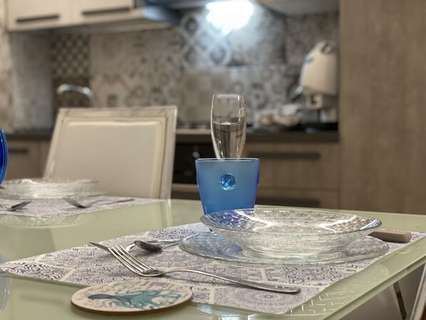 Frigorifero, forno, piano cottura, macchina per tè/caffè