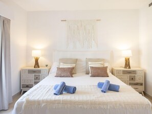 1 habitación, escritorio y tabla de planchar con plancha 