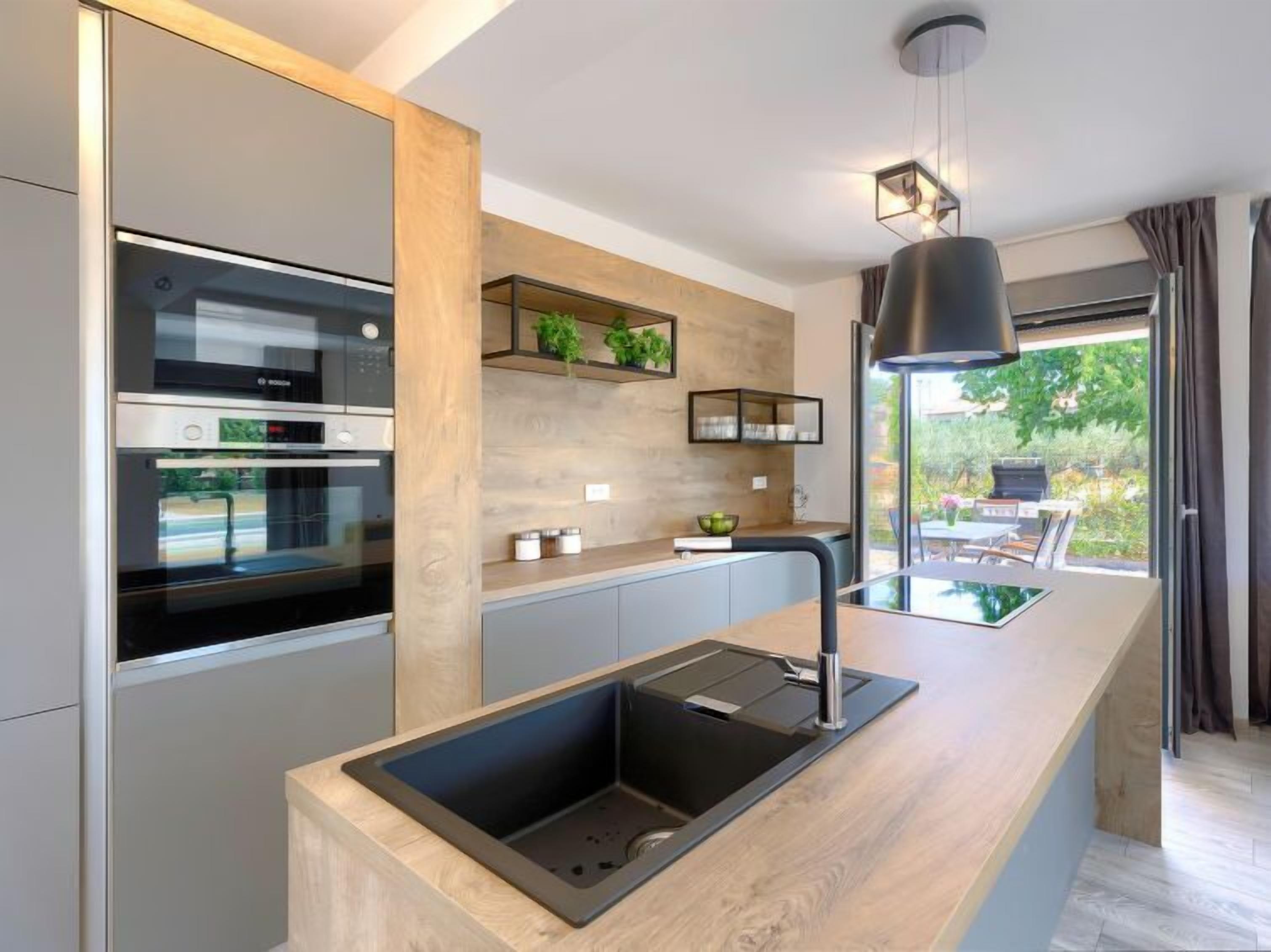 Fridge, oven, dishwasher, cookware/dishes/utensils