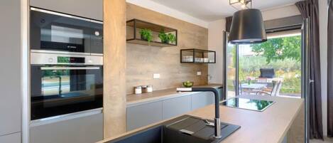 Fridge, oven, dishwasher, cookware/dishes/utensils