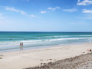 A beach with clear skies, calm waters, and a pebbly shore. - Entre terre et mer by Interhome (Pouldreuzic)