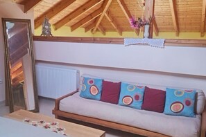 Een televisie en een open haard