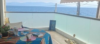 Seafront holiday home in Likoporia with garden