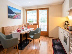 Kühlschrank, Mikrowelle, Geschirrspüler, Kochgeschirr/Geschirr/Besteck