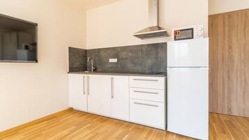 Refrigerador, microondas, utensilios de cocina y comedor