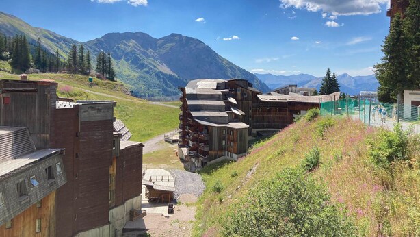 A rustic mountain lodge with wooden buildings, a dirt path, and a view of distant mountains. - Renovated 16m² studio, close to slopes, Avoriaz (Avoriaz)