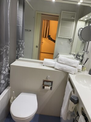 Ensemble douche/baignoire, sĂšche-cheveux, serviettes fournies