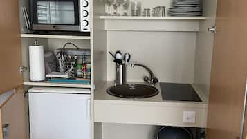 Fridge, oven, stovetop, coffee/tea maker