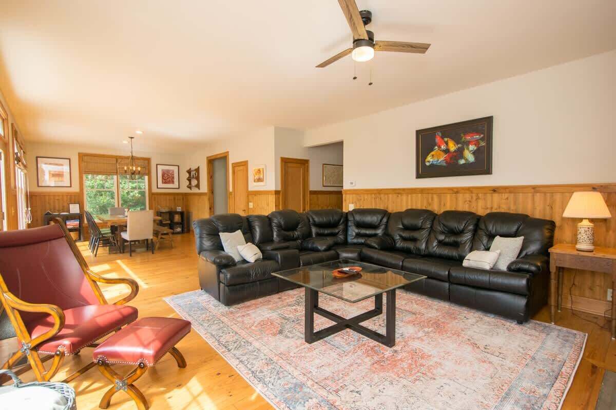 TV, fireplace, offices
