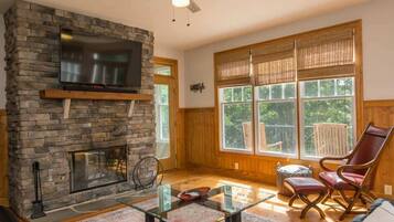 Una televisión, una chimenea, una oficina