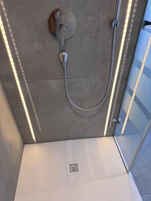 Dusche, Haartrockner, Handtücher, Seife