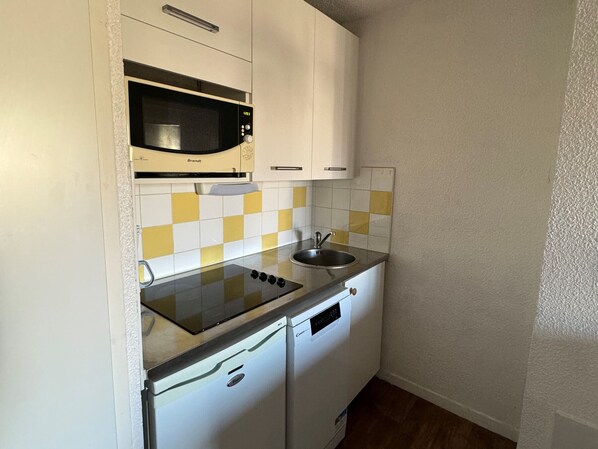 Kjøleskap, mikrobølgeovn, oppvaskmaskin og kaffetrakter/tekoker