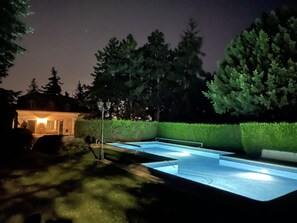 A swimming pool with a house in the background. - Domaine de Montmorency (Montmorency)