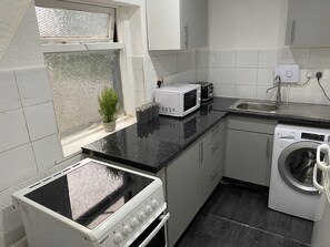 Een koelkast, een microgolfoven, een oven, een waterkoker