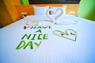 Tabla de planchar con plancha, wifi y ropa de cama 