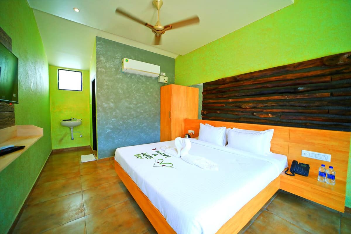 Cottage | Iron/ironing board, WiFi, bed sheets