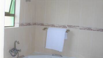 Chuveiro/banheira combinados, toalhas de banho, shampoo